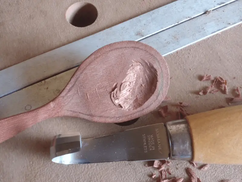 technique and skills - carving a spoon with a hook knife