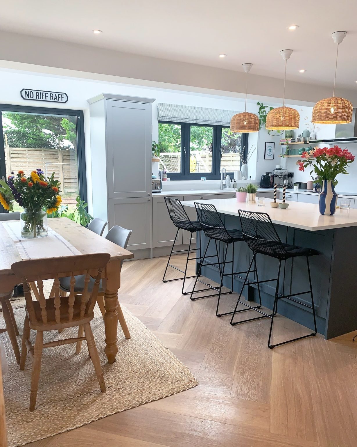 20 stylish kitchen island designs that y'll love 2025