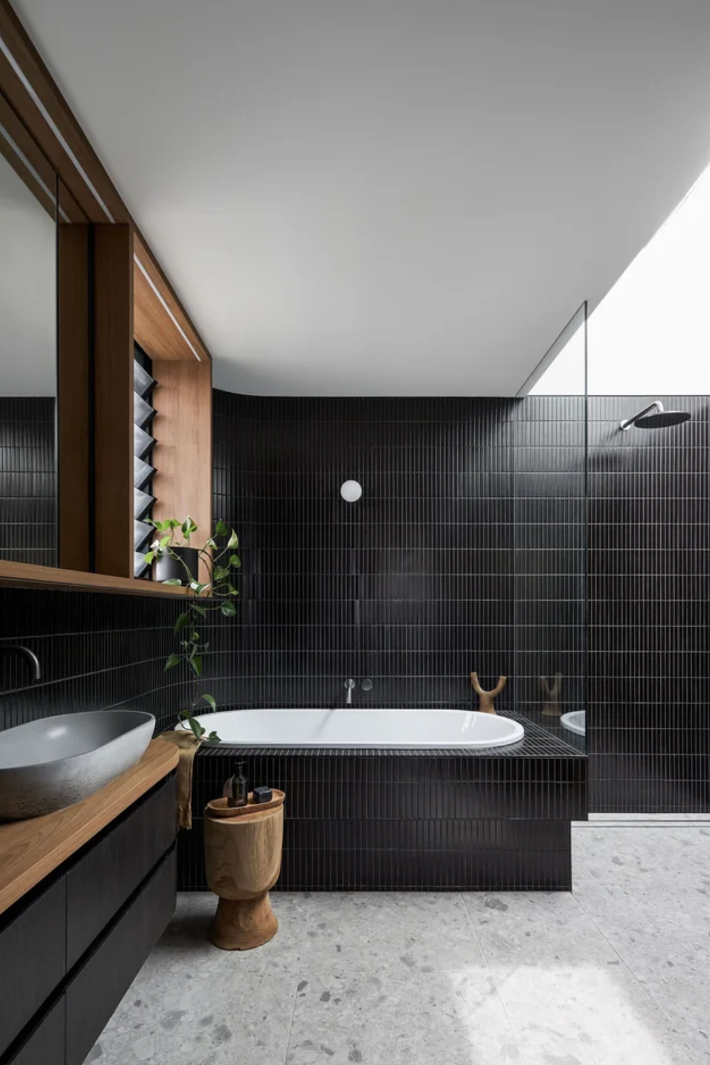 15 stunning black bathrooms